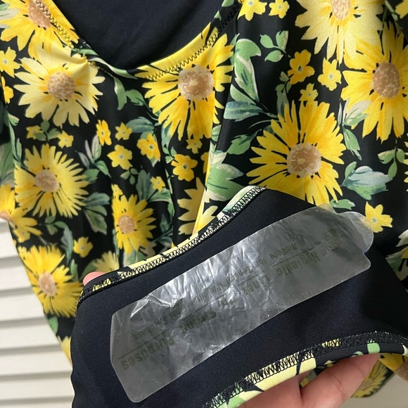 Old Navy Square Neck French Cut One Piece Swimsuit in Daisy Print - Picture 4 of 6